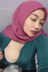 HIJAB ASN Horny Di kamar Mandi