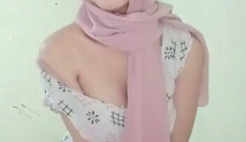 Gadis HIJAB Manis Ketagihan Omek
