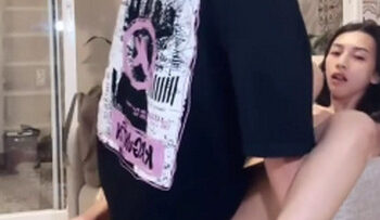 KARINA DI Genjot Di Atas Kursi