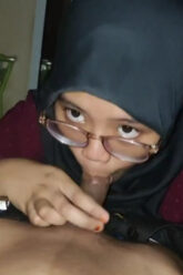 Disepong Kakak Hijab Sampai Crot Banyak